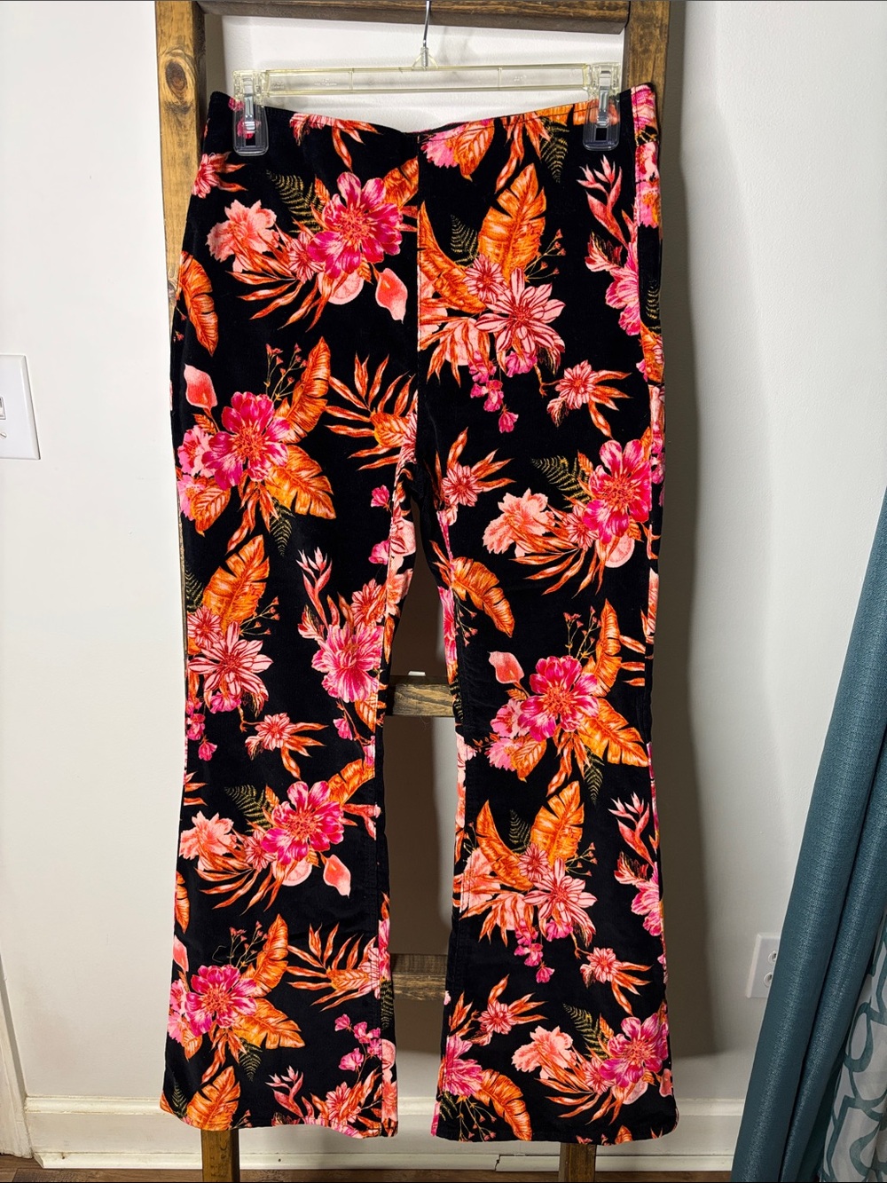 No Boundaries Black Wide-Leg Pants with Pink & Orange Floral Print Size L